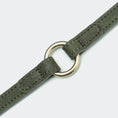Bild in Galerie-Betrachter laden, Leder Hundeleine aus Nubukleder in Moosgrün mit goldenem Ring, handgefertigt von Cloud7.