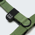 Bild in Galerie-Betrachter laden, Hundegeschirr Nylon Green – Detailaufnahme der Schließe und des Gurtbands in Olivgrün
