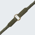 Bild in Galerie-Betrachter laden, Verstellbare Leder Hundeleine aus rund geflochtenem Nubukleder in olivgrün, handgefertigt und hochwertig.