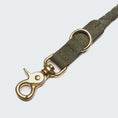 Bild in Galerie-Betrachter laden, Detailansicht der verstellbaren Leder Hundeleine mit goldfarbener Karabinerhaken und rund geflochtenem Nubukleder.