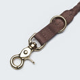 Bild in Galerie-Betrachter laden, Detailansicht der leder hundeleine mit robustem Karabiner und D-Ring in braunem Nubukleder.