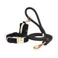 Bild in Galerie-Betrachter laden, Hundeleine und Halsband Set aus schwarzem Samt mit Kotbeutelspender und goldenen Akzenten.