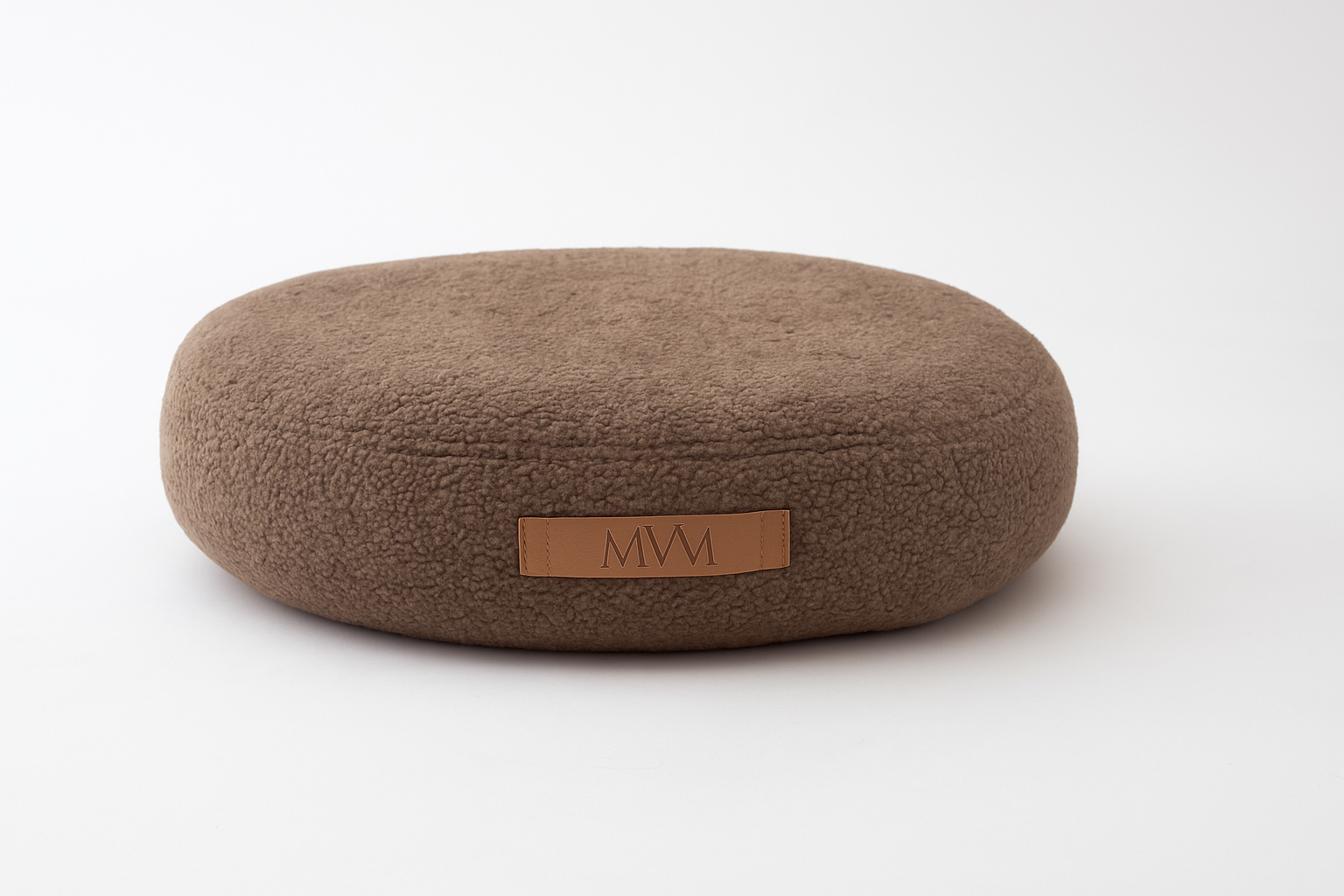 Rundes Hundebett aus kuscheligem Bouclé-Stoff in elegantem Braun mit hochwertigem MVM-Label – minimalistisches Design für stilvolle Wohnräume.