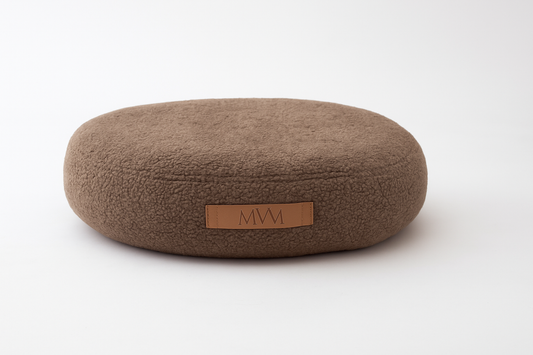 Rundes Hundebett aus kuscheligem Bouclé-Stoff in elegantem Braun mit hochwertigem MVM-Label – minimalistisches Design für stilvolle Wohnräume.