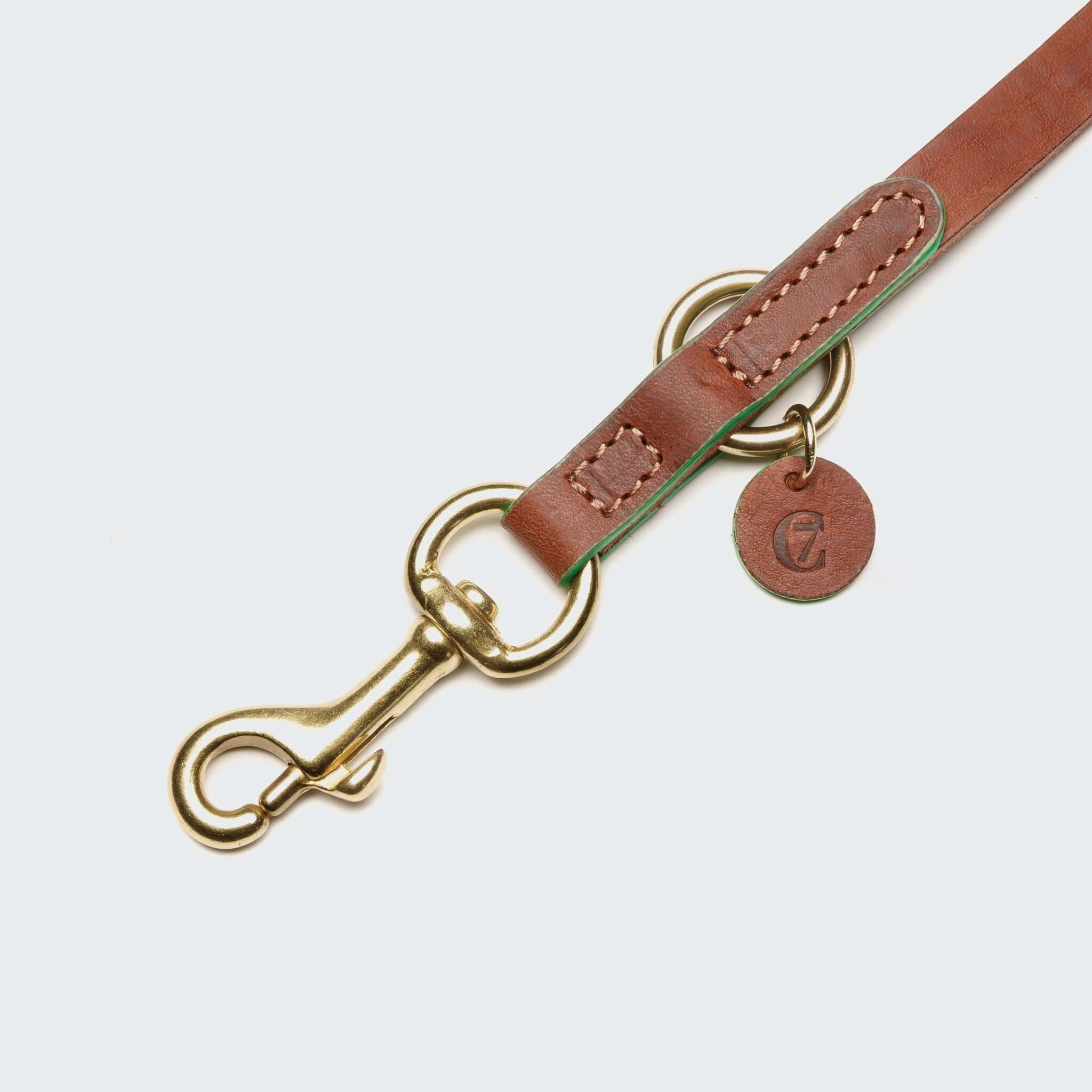 Detailaufnahme der Cloud7 Lederleine Kings Park in Cognac mit grünem Kantenfinish und verstellbarem Messingring