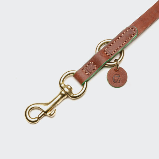  Detailaufnahme der Cloud7 Lederleine Kings Park in Cognac mit grünem Kantenfinish und verstellbarem Messingring