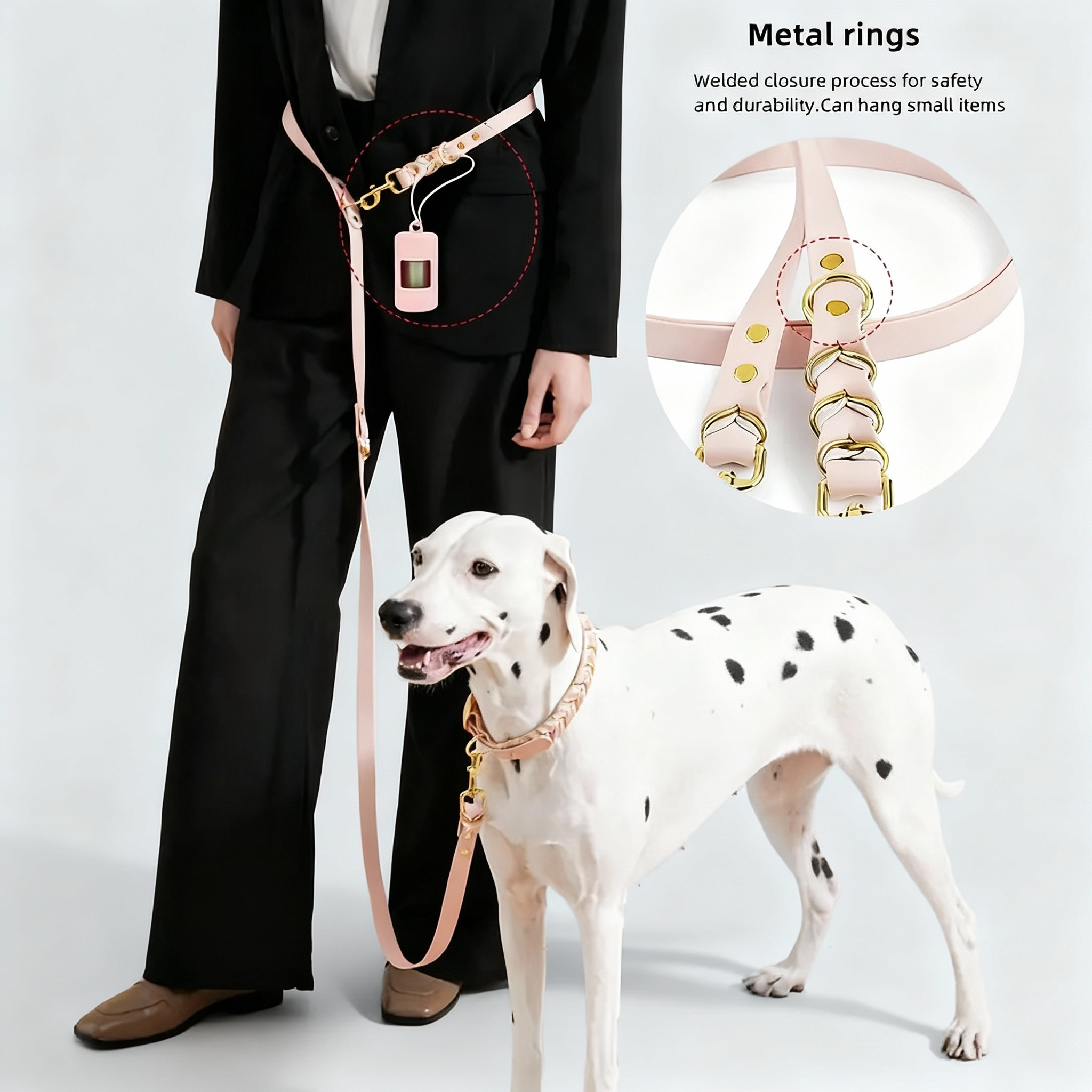 Person mit Umhängeleine & Doppelleine für Hunde in Rosa, mit verstellbaren Karabinern und Metallringen, geeignet für freihändiges Gehen.